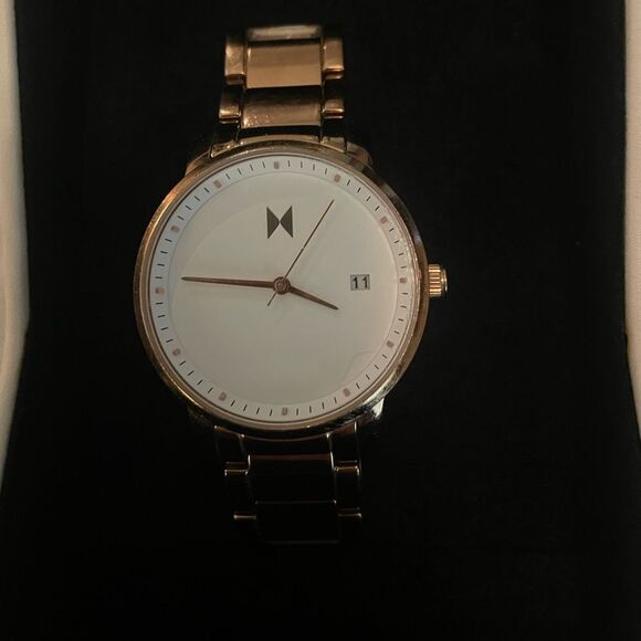 MVMT rose gold watch. Great condition. With extra links and box. - Picture 2 of 4